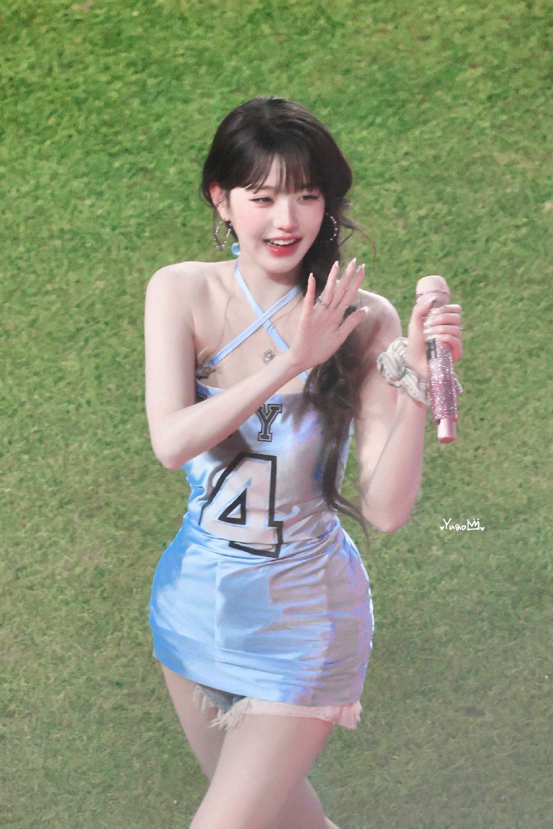 Jang Wonyoung hóa 'nữ thần' sân cỏ